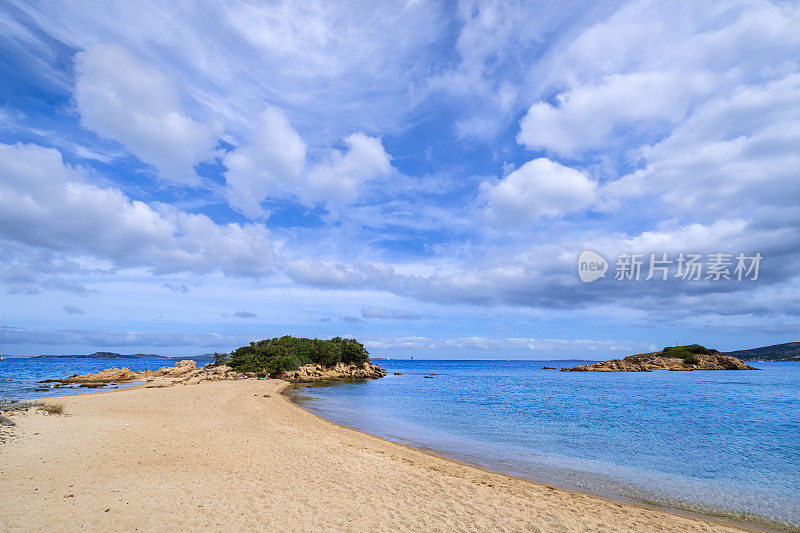 撒丁岛Arzachena海岸线上的Barca Bruciata海滩